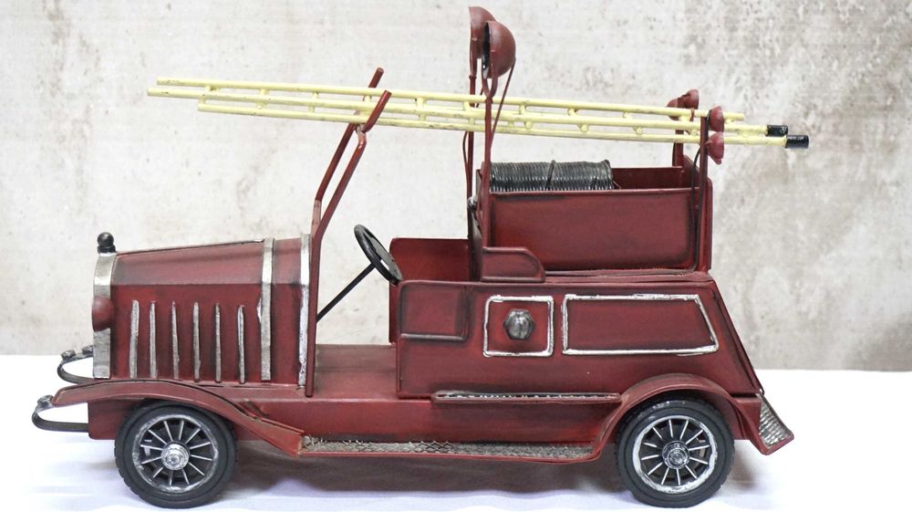 Model starego samochodu strażackiego