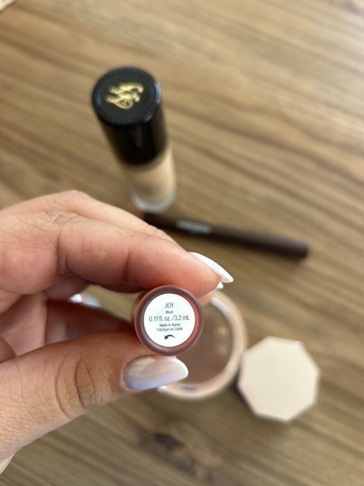 Zestaw kosmetyków bez rozświetlacza Fenty Beauty