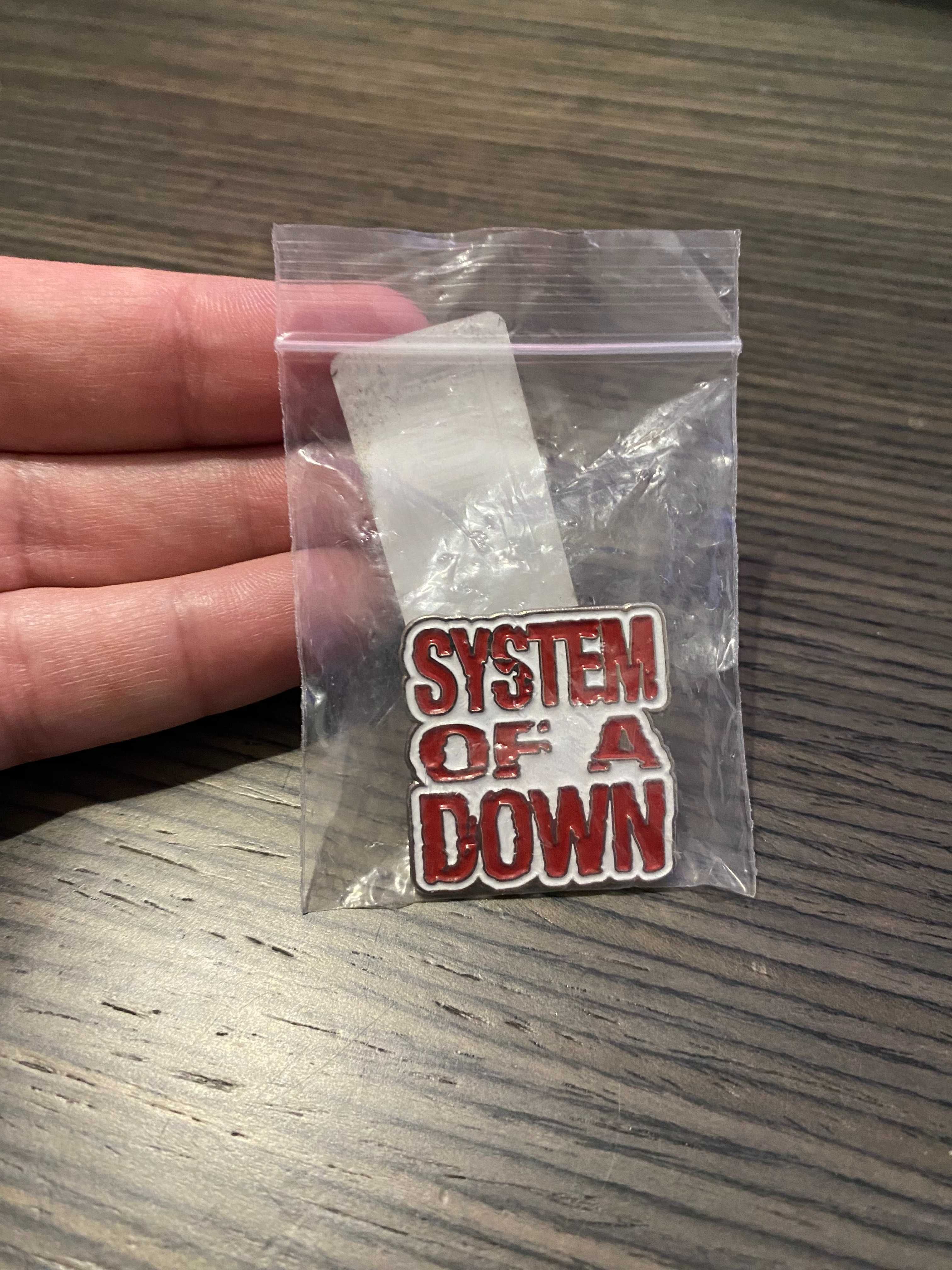 Pin Estilo "System of a Down" - Novo, Selado