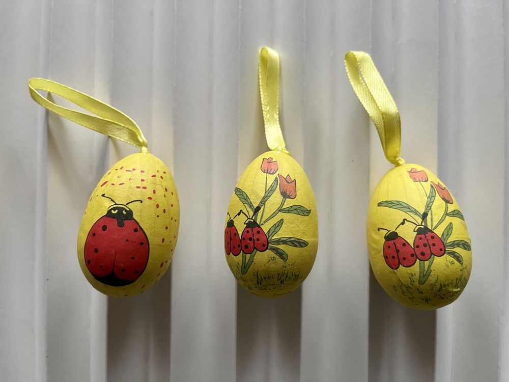 Pisanki wielkanocne Wielkanoc zawieszki żółte jajka biedronki