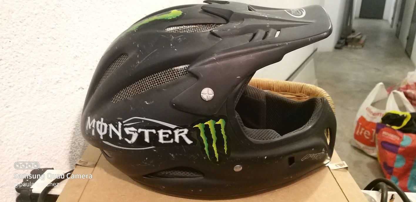 Capacete de BMX Monster usado em bom estado