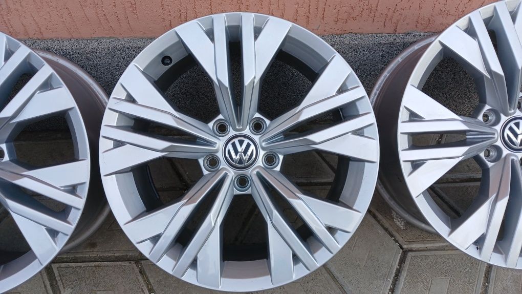 Оригінальні диски титани VW Passat B8 Alltrak 5/112 R17 vag