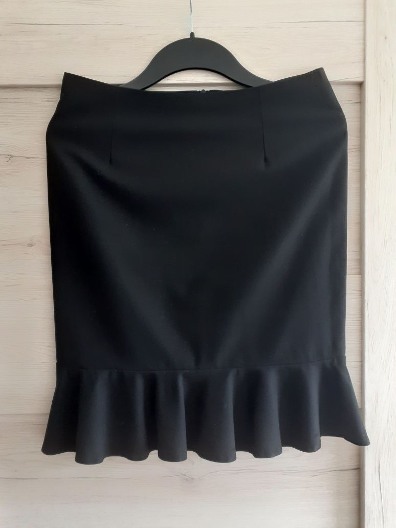 Czarna spódnica z falbaną. Elegancka i kobieca. Mohito - 36