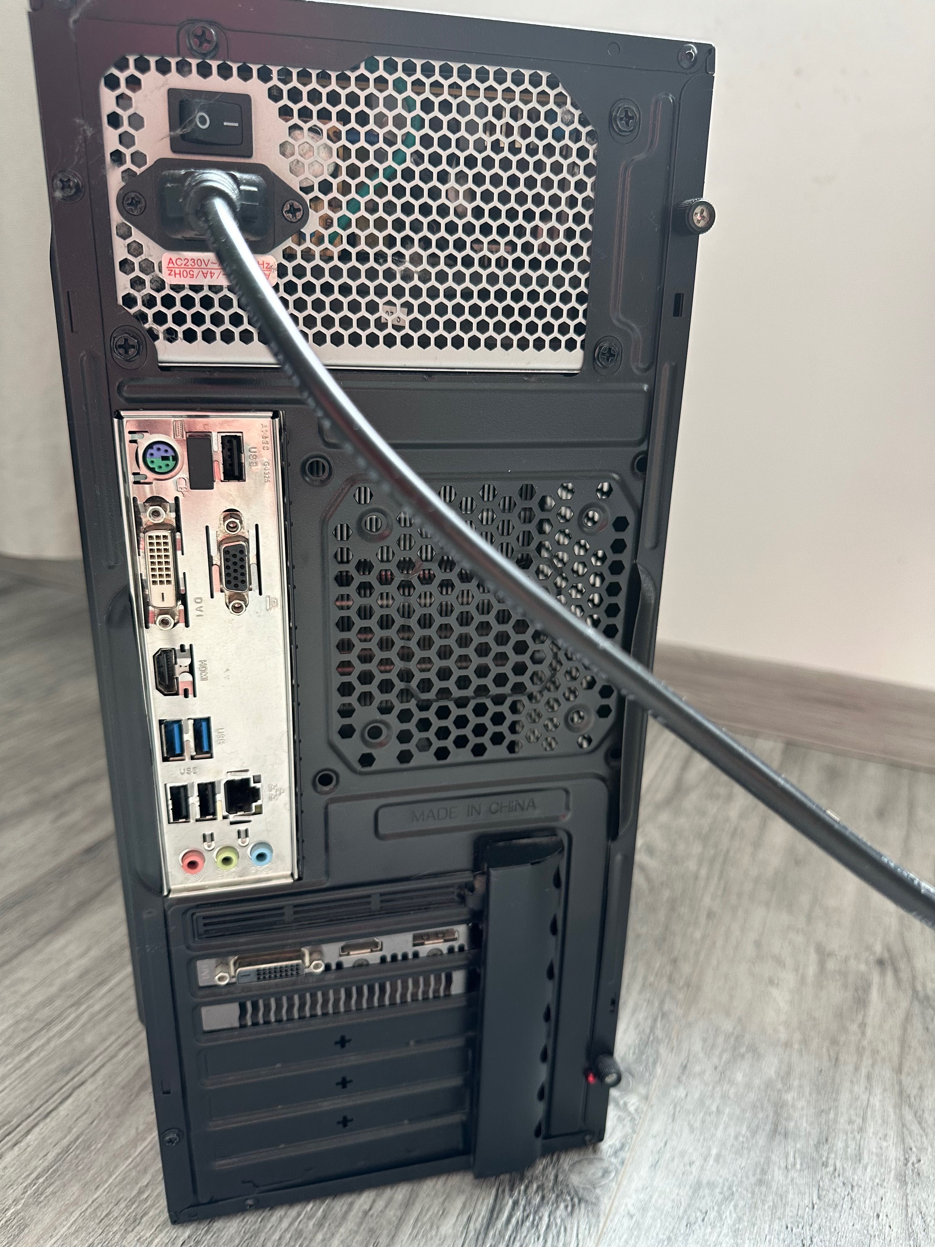 Komputer PC z monitorem