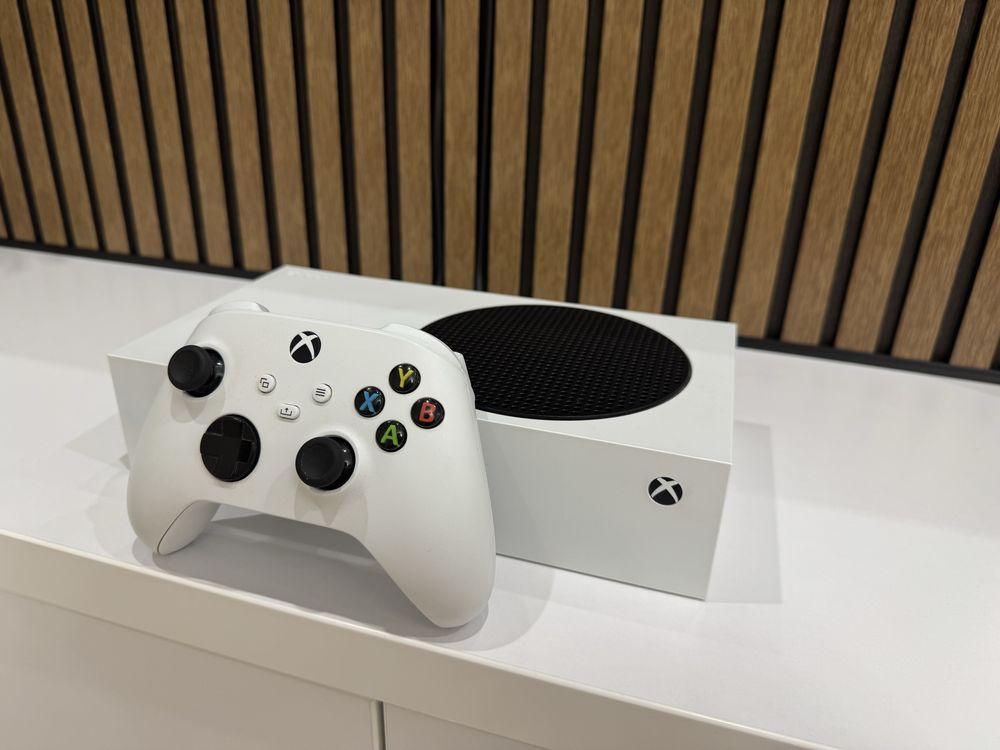 Продам Xbox Series S з памʼяттю 512 Гб в ідеальному стані!!!
