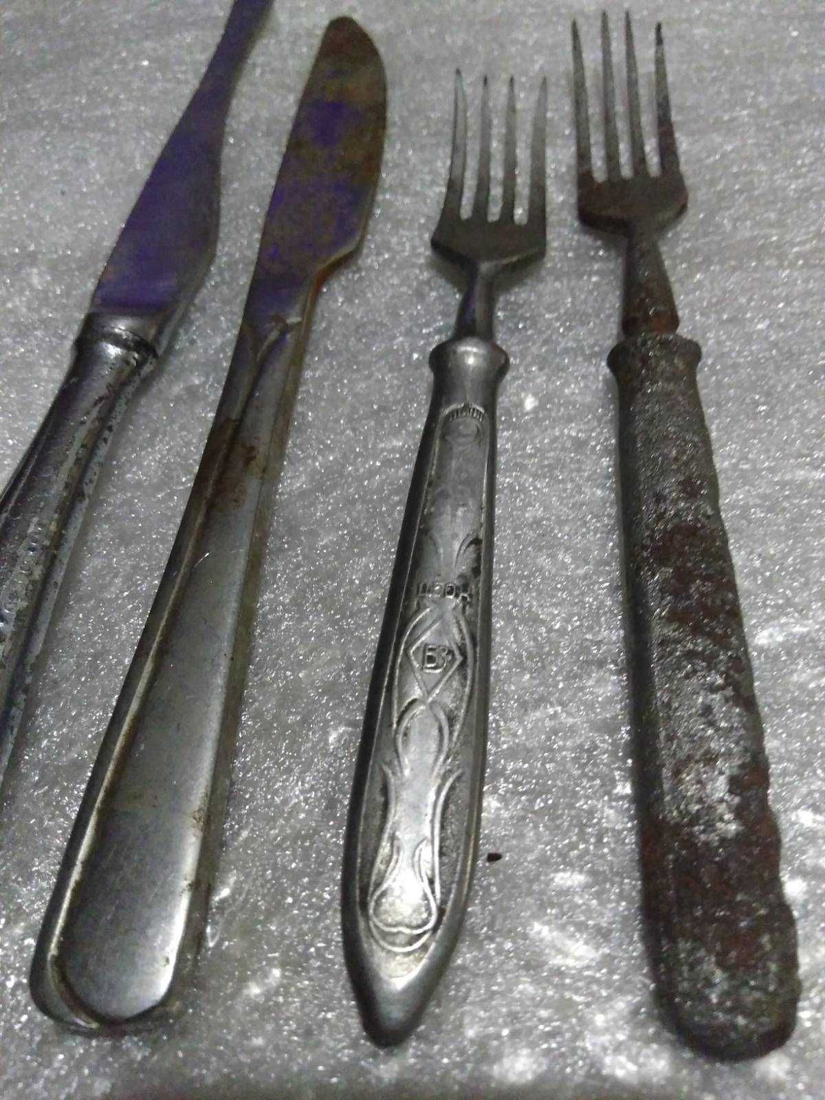 Старые вилки и ножи