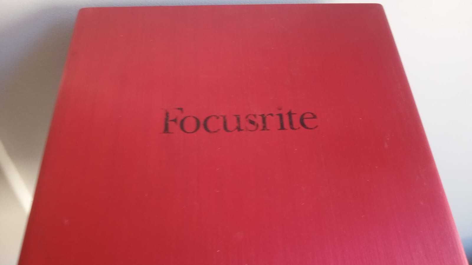Interface De Áudio Focusrite Scarlett 6i6 2nd, 3 anos de uso.
