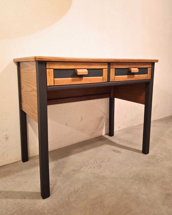 Secretária em madeira maciça