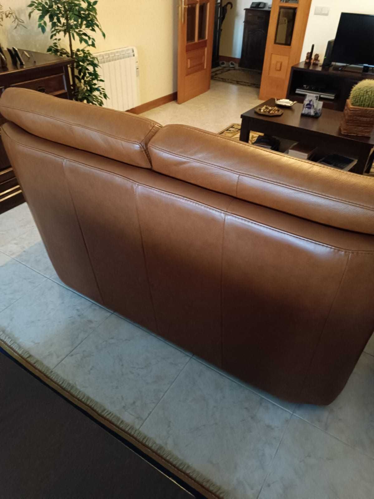 Sofás em Pele Castanha – Conforto e Elegância em Excelente Estado!