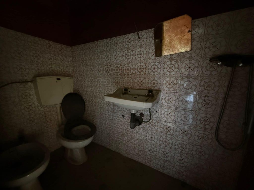 Moradia T3 com bastante potencial, para remodelação.