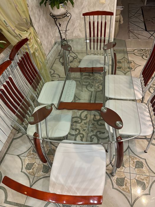 Кухонний стіл і стільці