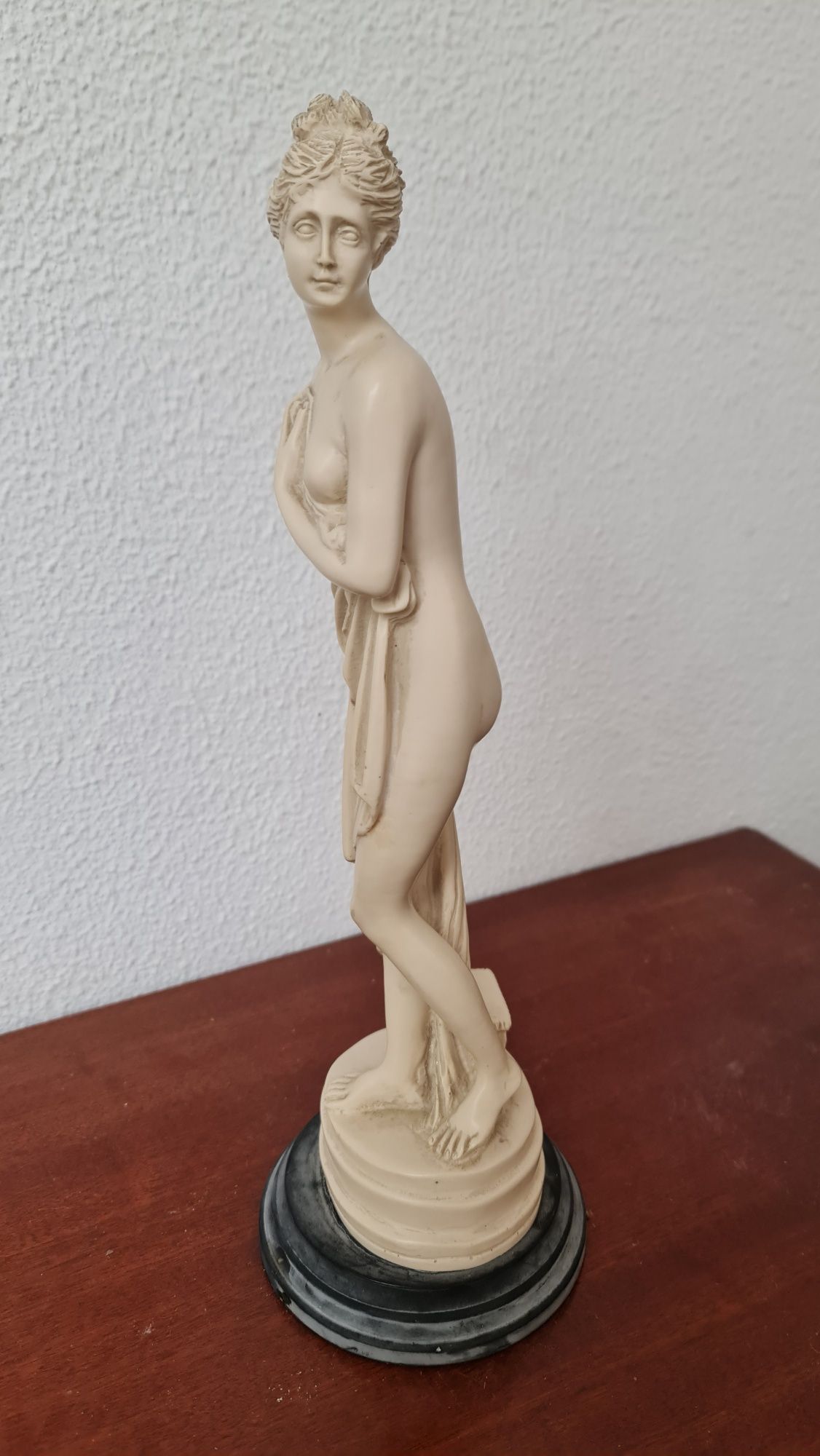 Estatueta decorativa feminina em material desconhecido