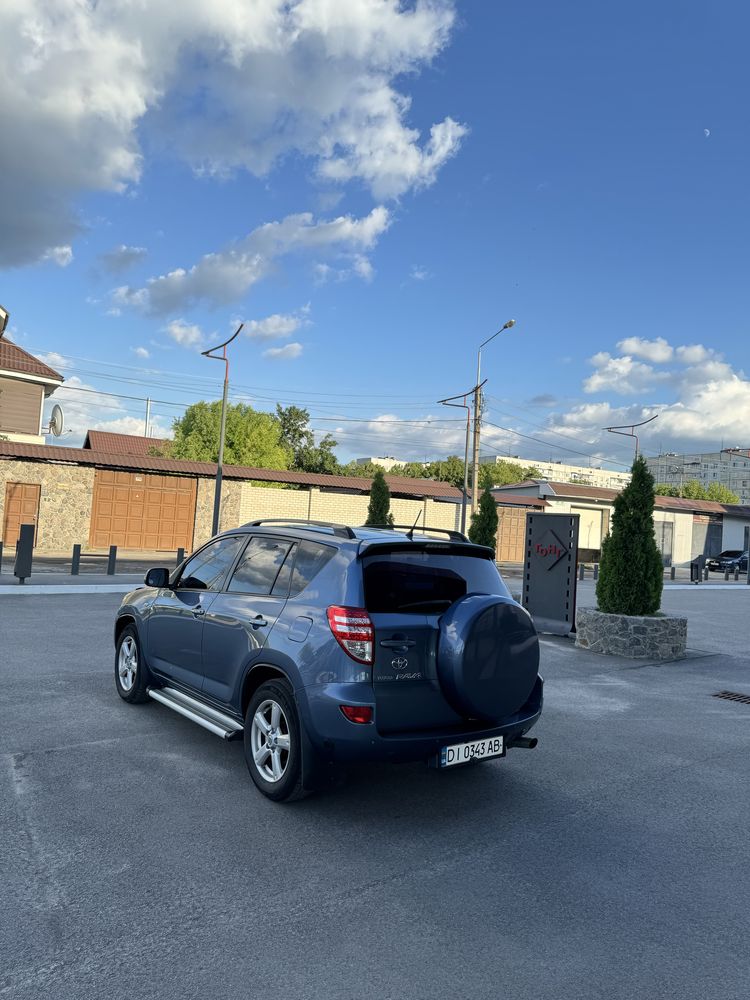 Продам свой авто Toyota Rav 4 полный привод, автомат!