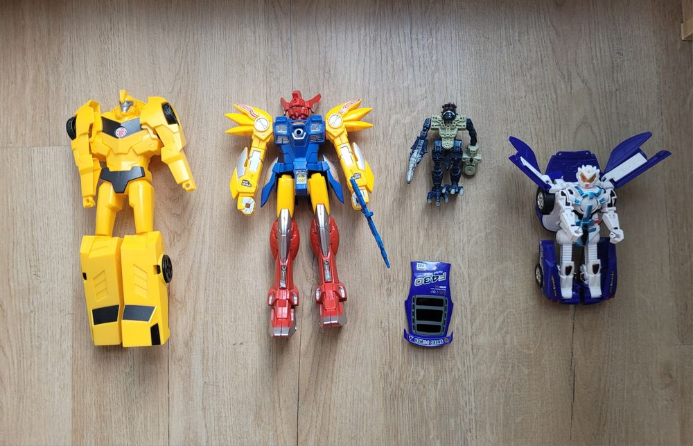 Figurki akcji - autoroboty i roboty bojowe 4 szt.