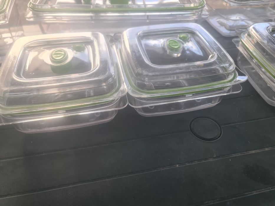 Food saver z pojemnikami próżniowymi
