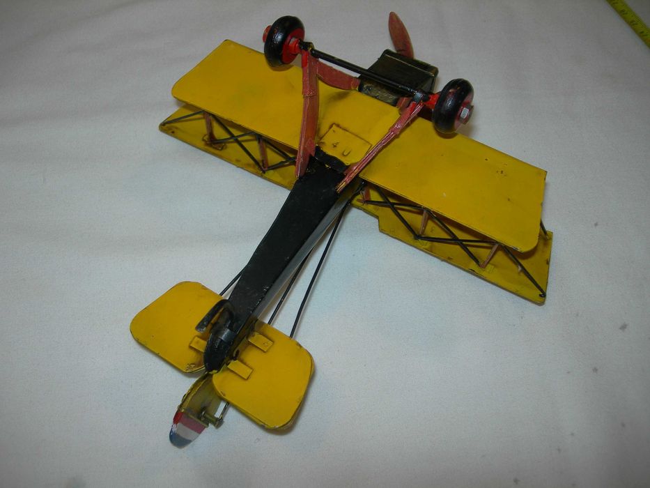 Avião de chapa bom estado.