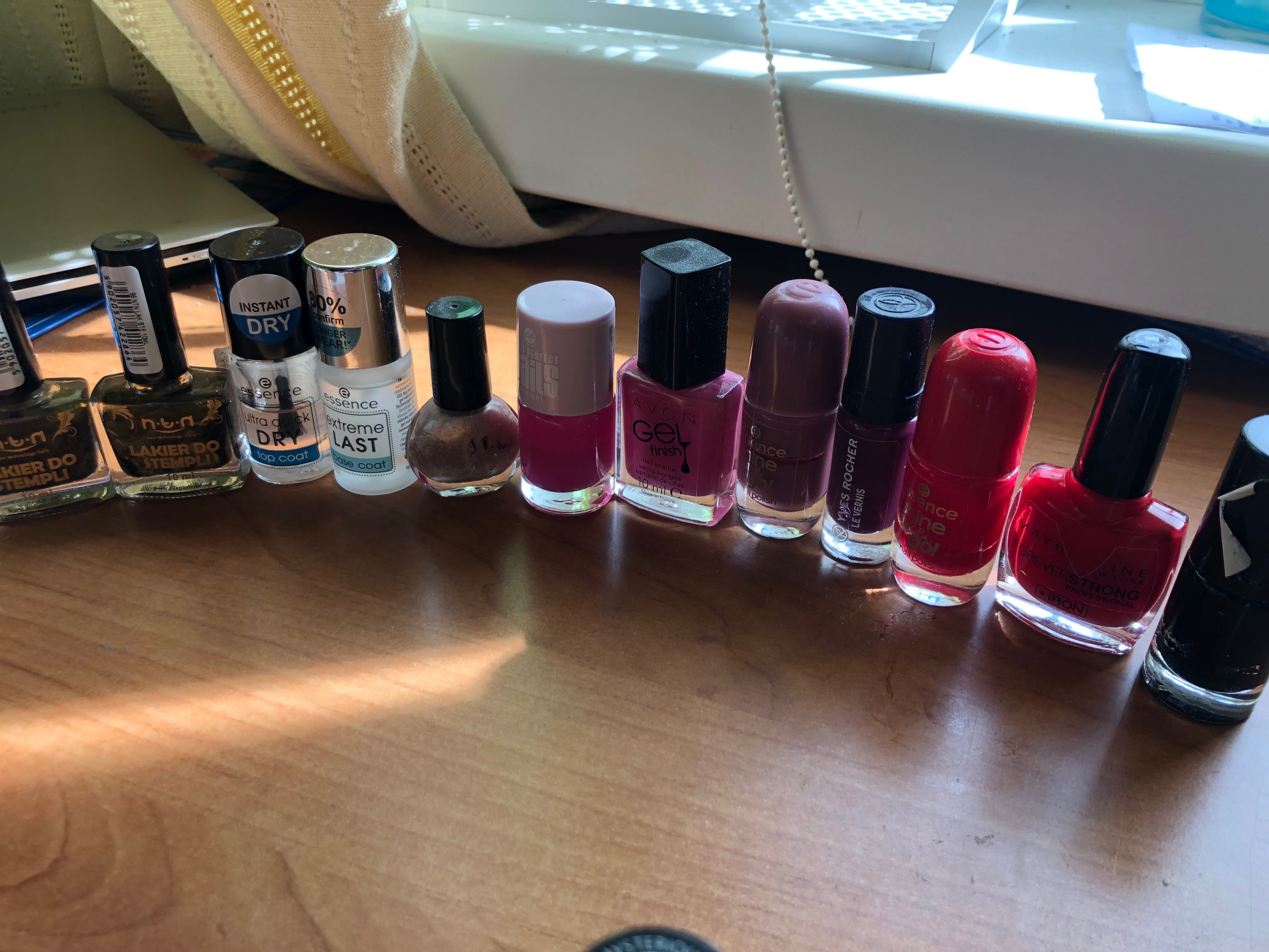 10 lakierów maybelline, avon, yves rocher, essence, top coat i baza.