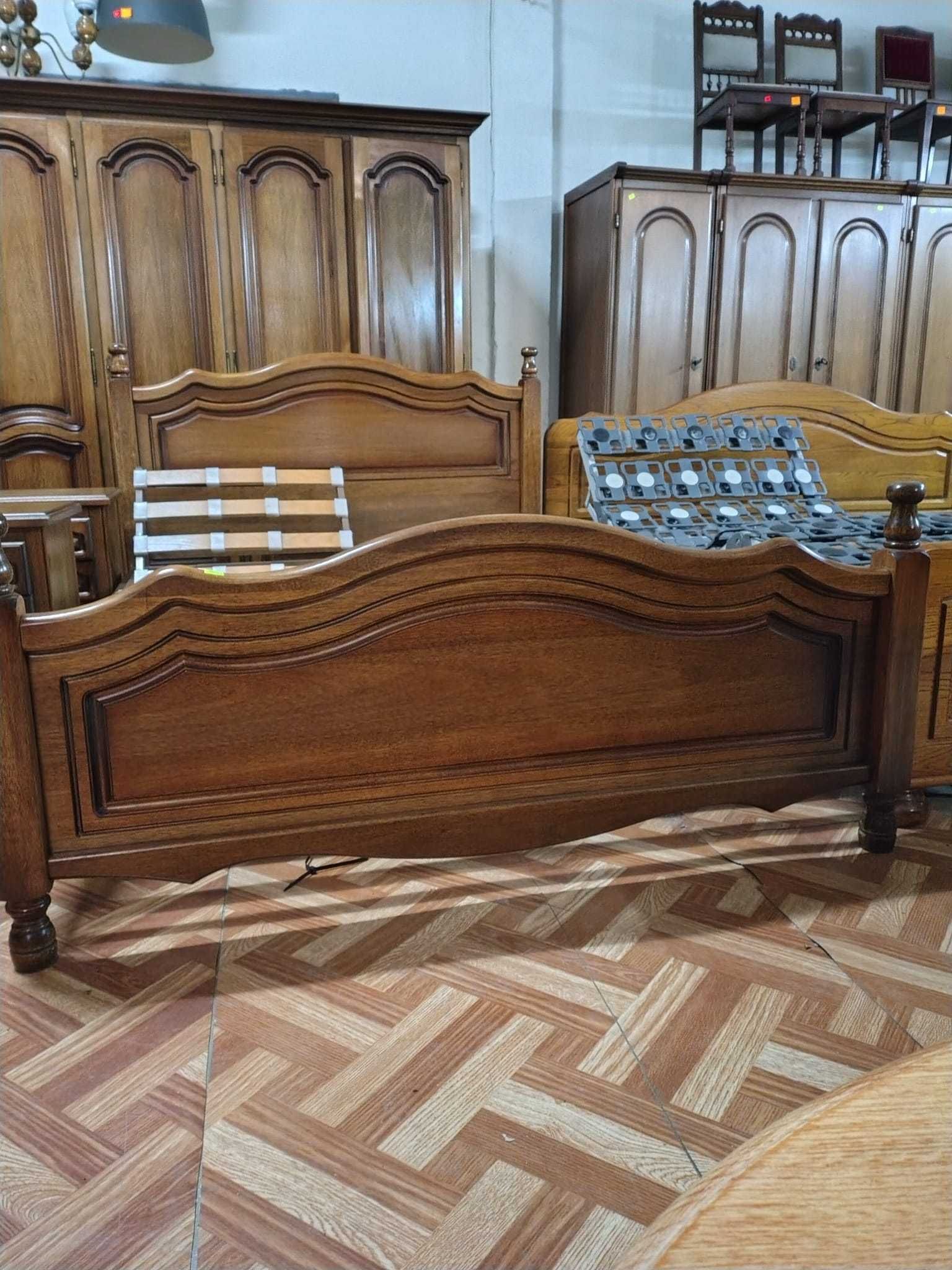 Zestaw mebli sypialnianych z litego drewna–łóżko, szafa i szafki nocne