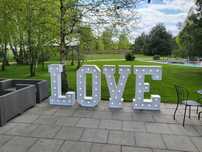 Napis LED Love z białym frontem, Love w kwiatach, Love z sercem