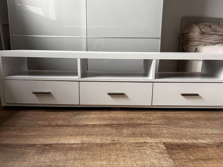 Biała szafka pod RTV