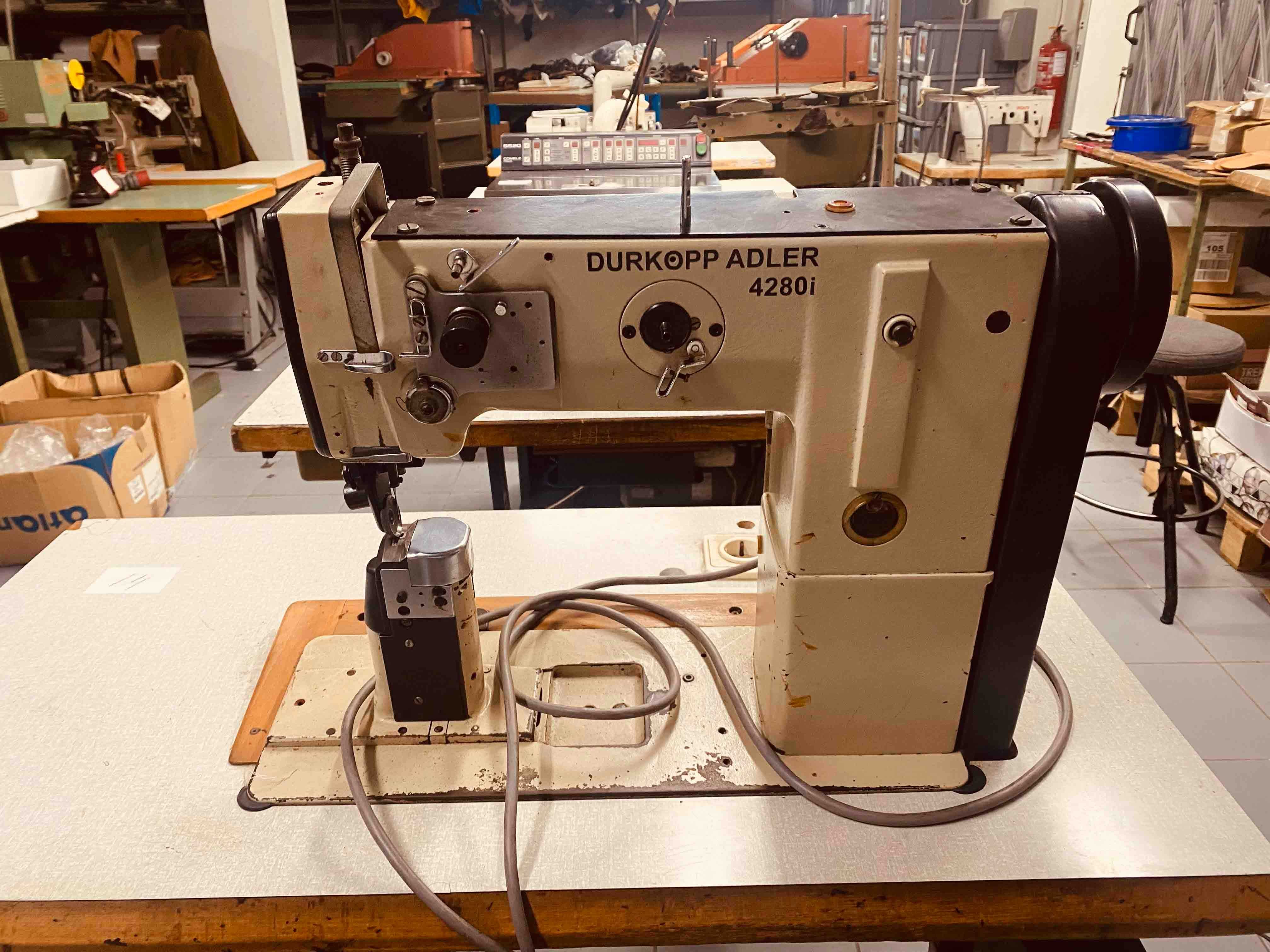 Máquina de Costura1 Coluna 1 Agulha DURKOPP ADLER 4280J