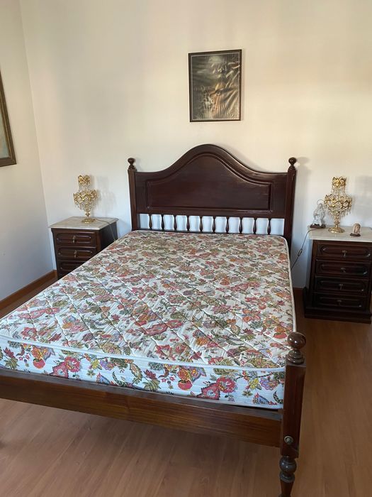 Cama em madeira maciça excelente estado