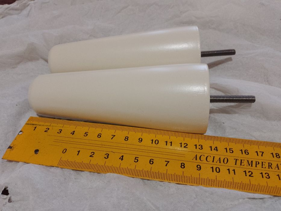 Ніжки дерев'яні. 2 шт одні 2 шт другі