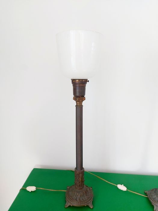 Enorme par de candeeiros de mesa em bronze com copo em vidro opalino.