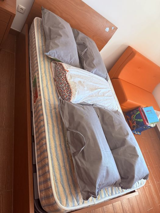 Cama de madeira + colchao