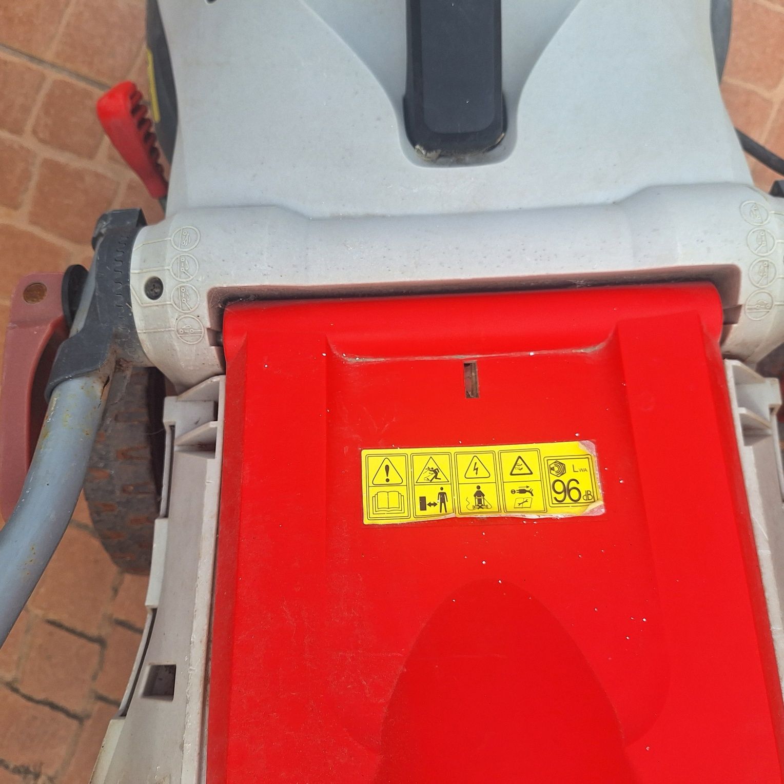 Máquina de cortar relva
