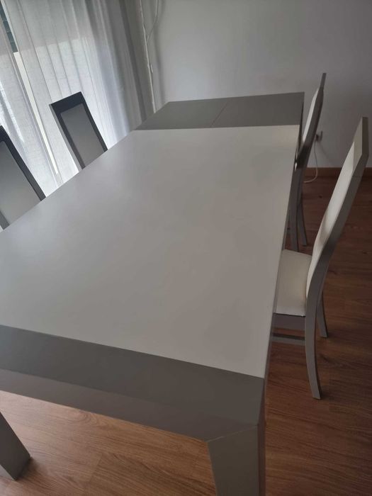 Mesa de jantar extensível com 4 cadeiras