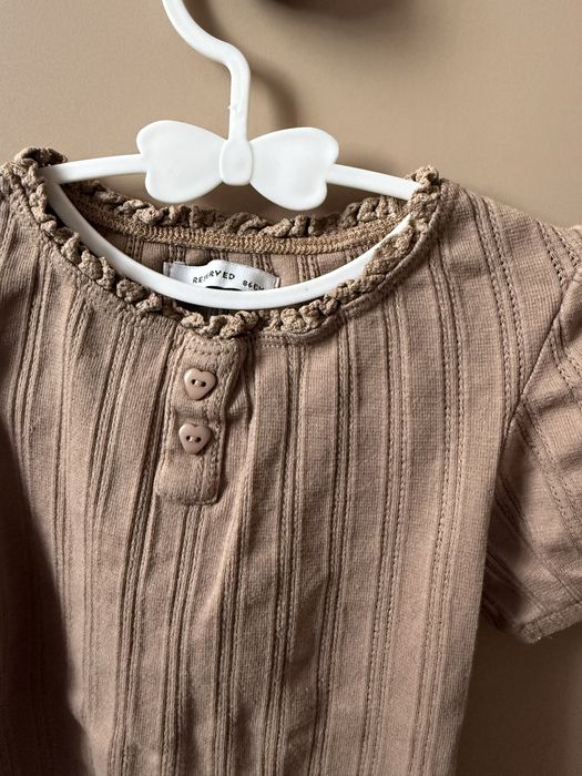 Śliczne bawełniane body r. 86 reserved beżowe prążkowane