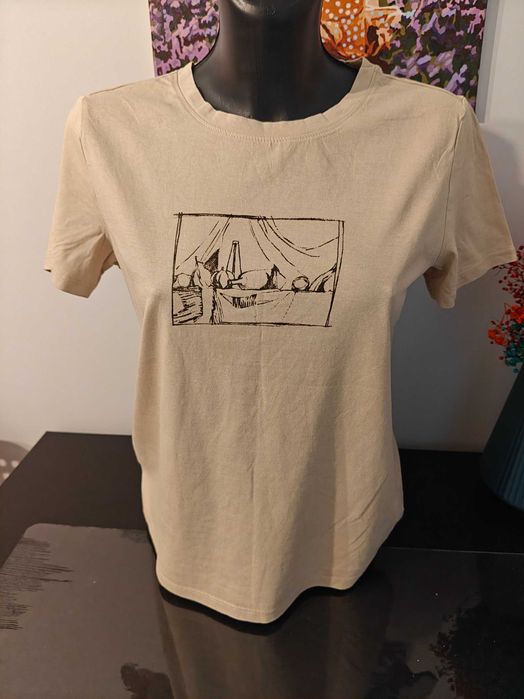 Stylowa beżowa koszulka z unikalnym nadrukiem