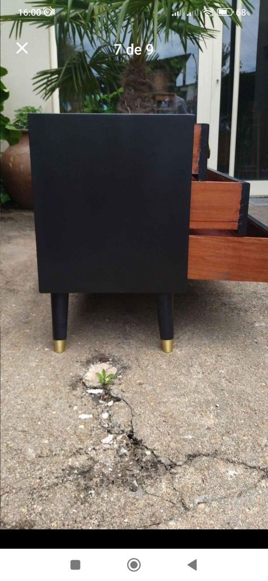 Pequena comoda ou mesa de cabeceira