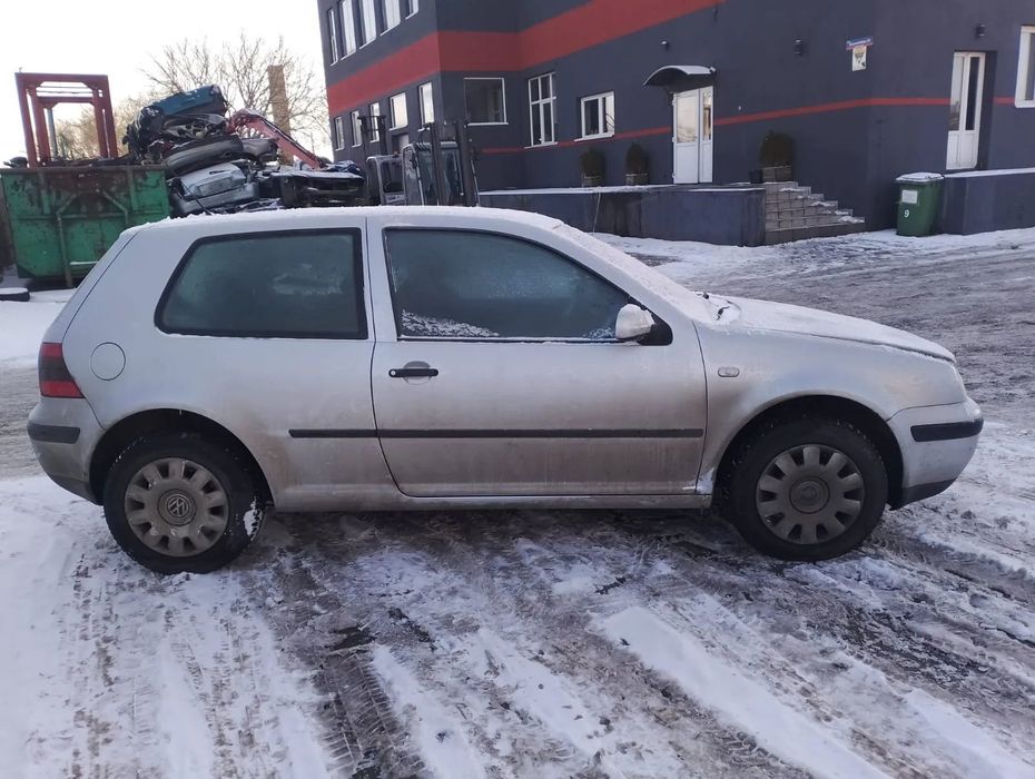 Błotnik prawy lewy Golf 4 La7w