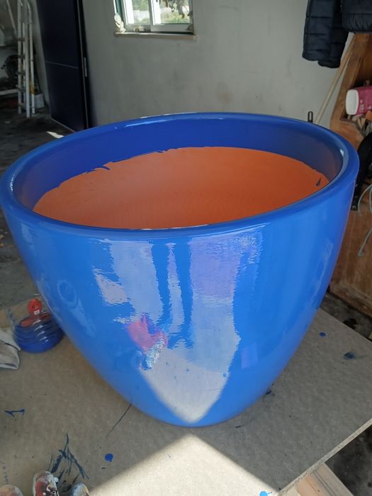 Vendo vasos em barro pintados á mão.