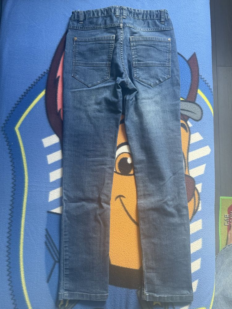 Granatowe jeansy