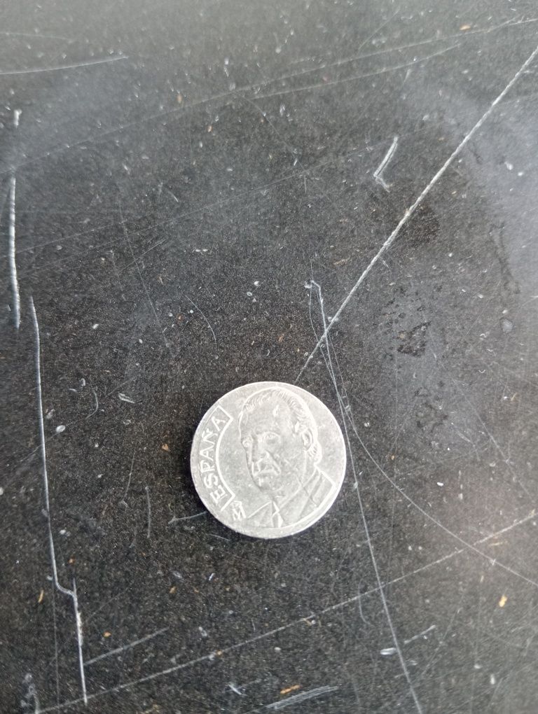 Moeda de 1 euro reduzida a 1.6cm