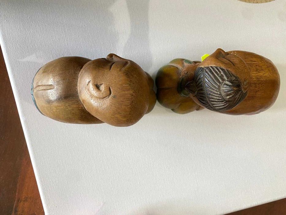 Conjunto vintage chinês de madeira esculpida à mão com 2 estatuetas