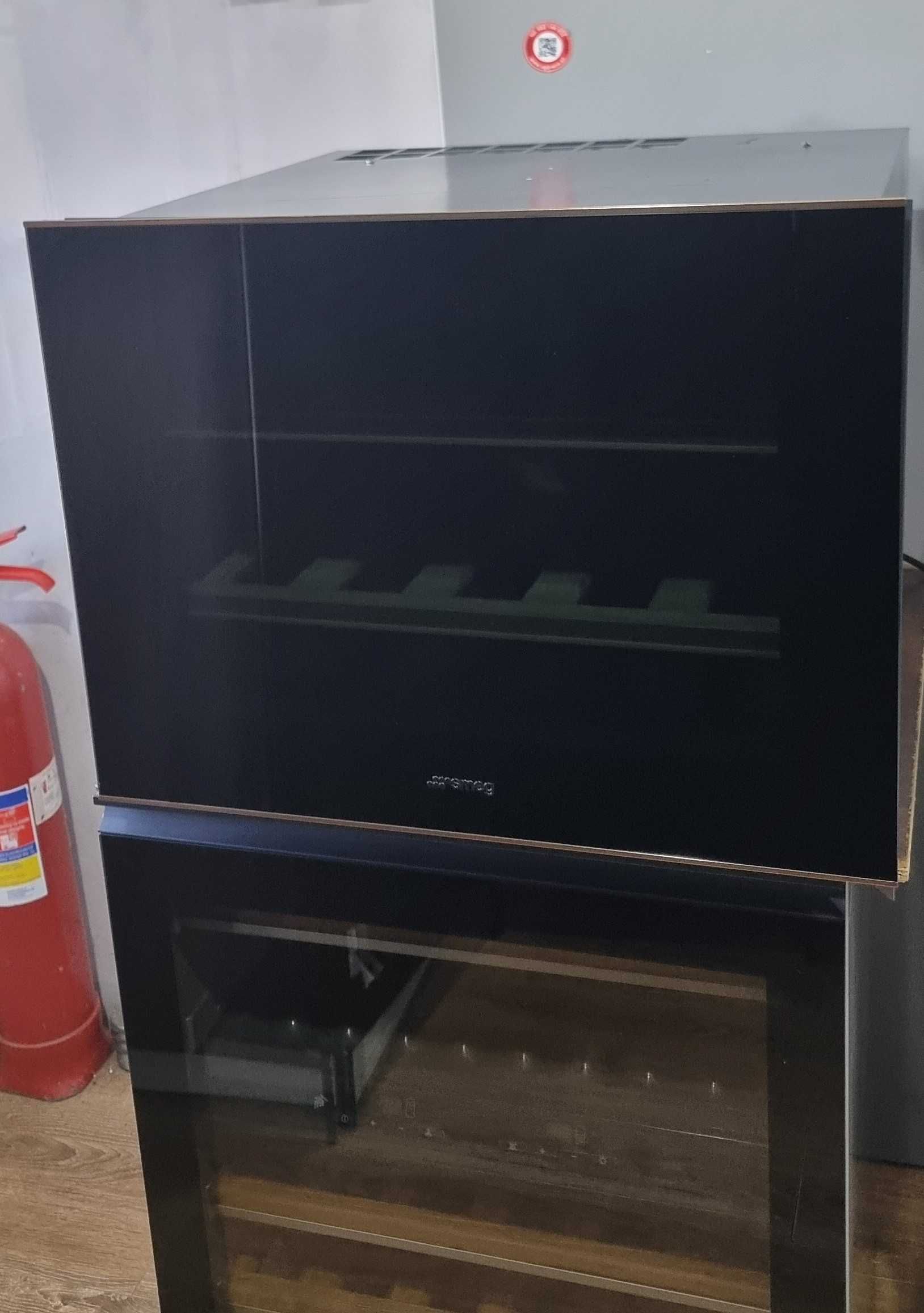 Chłodziarka do wina, winiarka do zab. SMEG, Touch Control, wys.:45cm