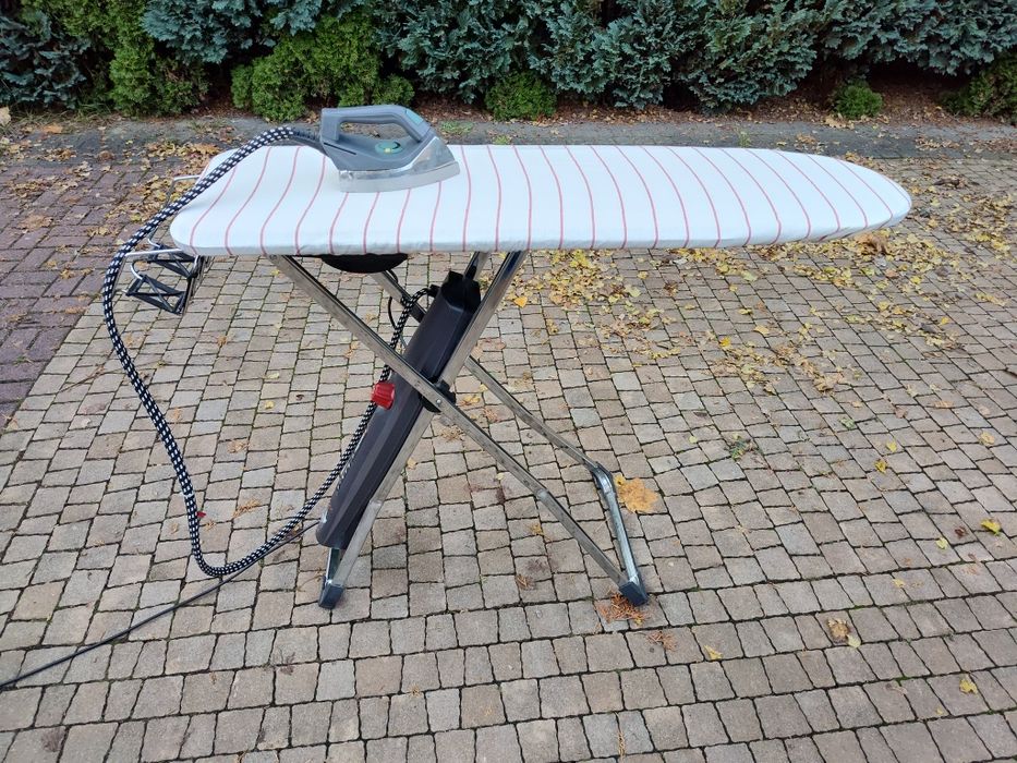 Stacja parowa Laurastar, deska do prasowania.