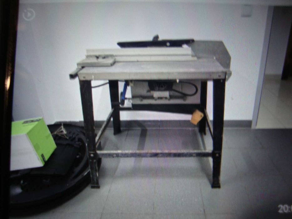 Mesa ELU em ferro para corte de madeira com disco angular ELU, Usada