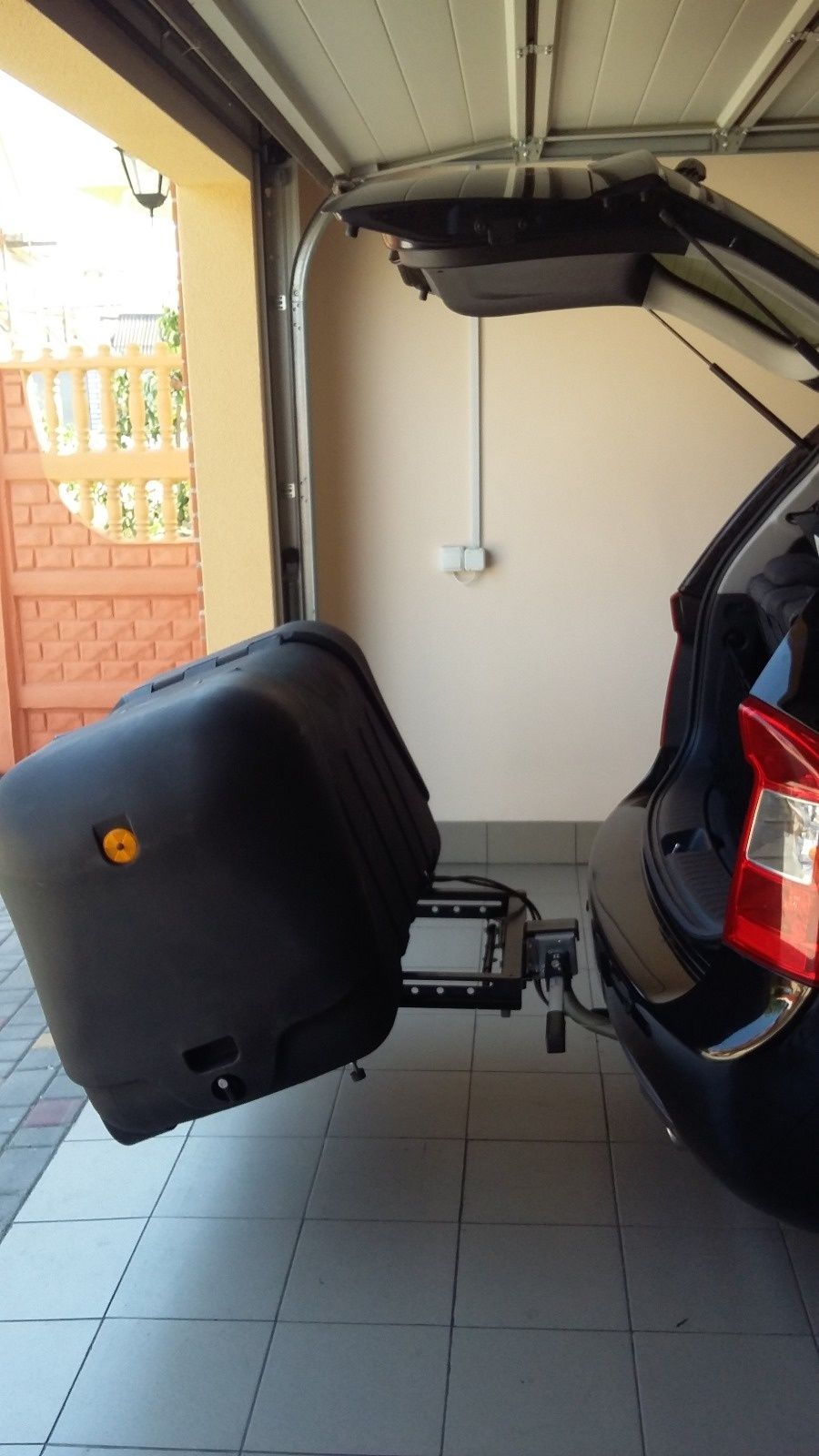 Бокс на фаркоп, Towbox V2, черный  390 л. ёмкость.
