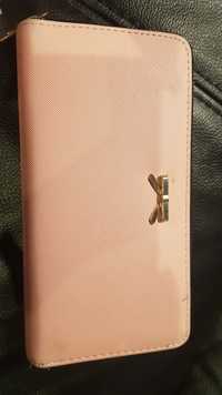 Uroczy różowy portfel z kokardką