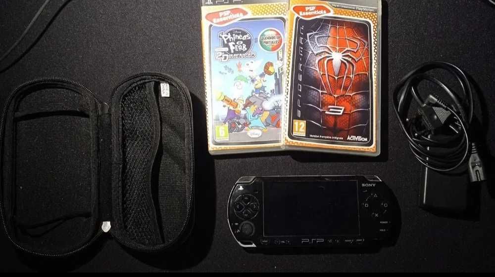 PSP com carregador , bolsa e 2 jogos.