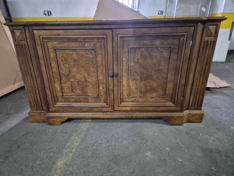 Estante em madeira rosa