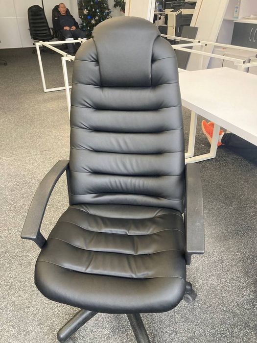 ПРОДАЮ МЕБЛІ З ОФІСУ:стільці,крісла,столи,монітори,пк,шафи, стелажі