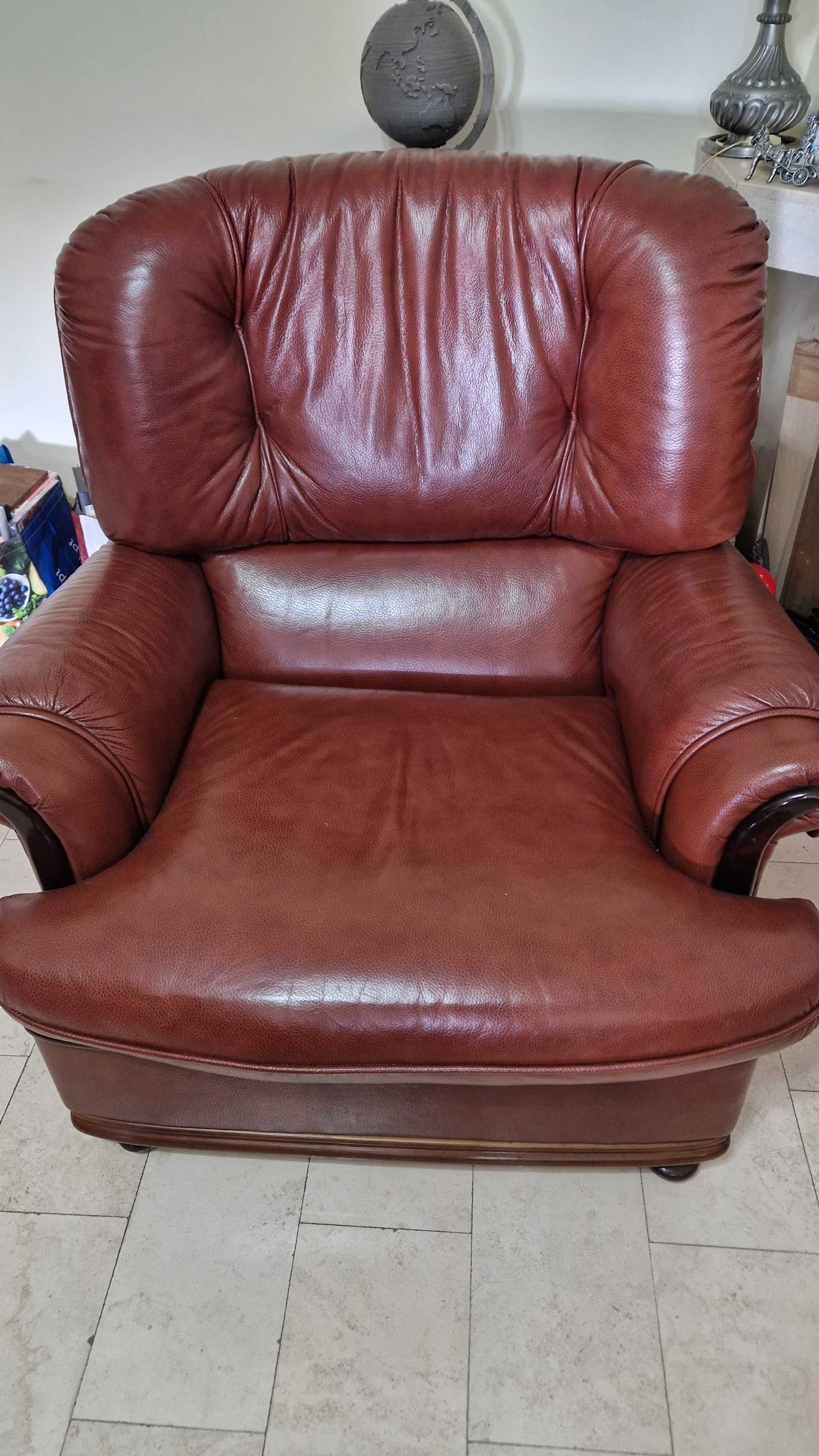 Conjunto de Sofá de 3 Lugares + 2 Individuais em Pele