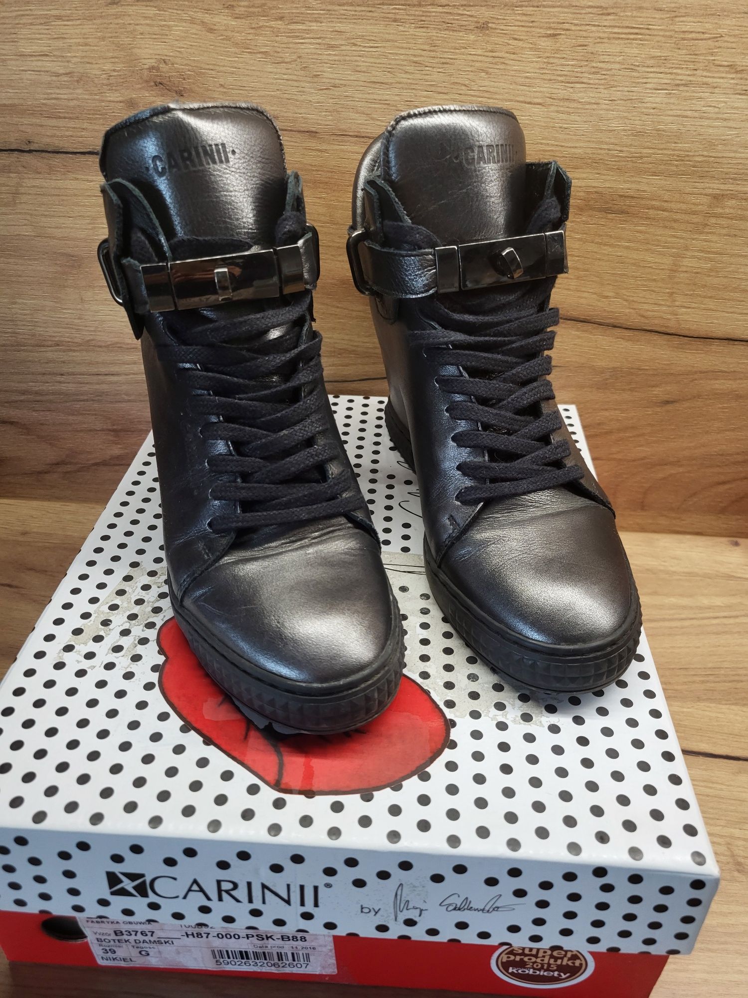 Carini sneakersy na koturnie