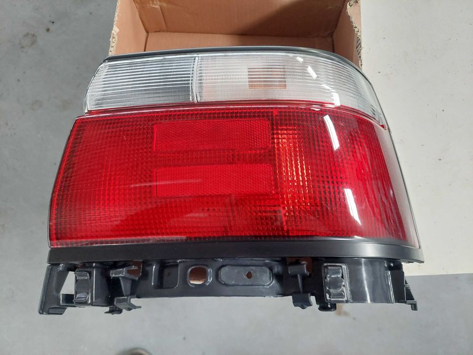 farolim traz drt NOVO Toyota Corolla E10